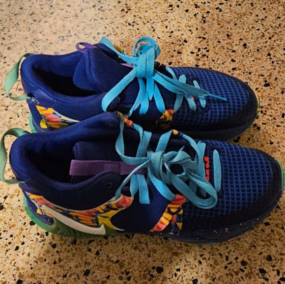 Nike Youth LeBron basketball sneaker - Picture 1 of 4